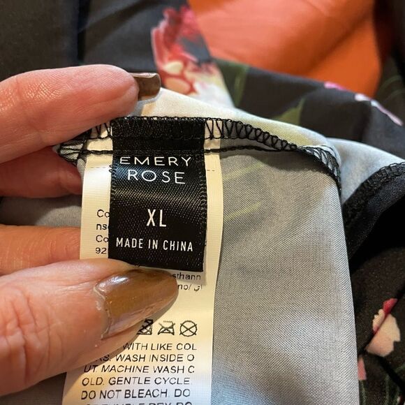 NWOT- Emery Rose Black Floral off-shoulder top - Picture 7 of 9